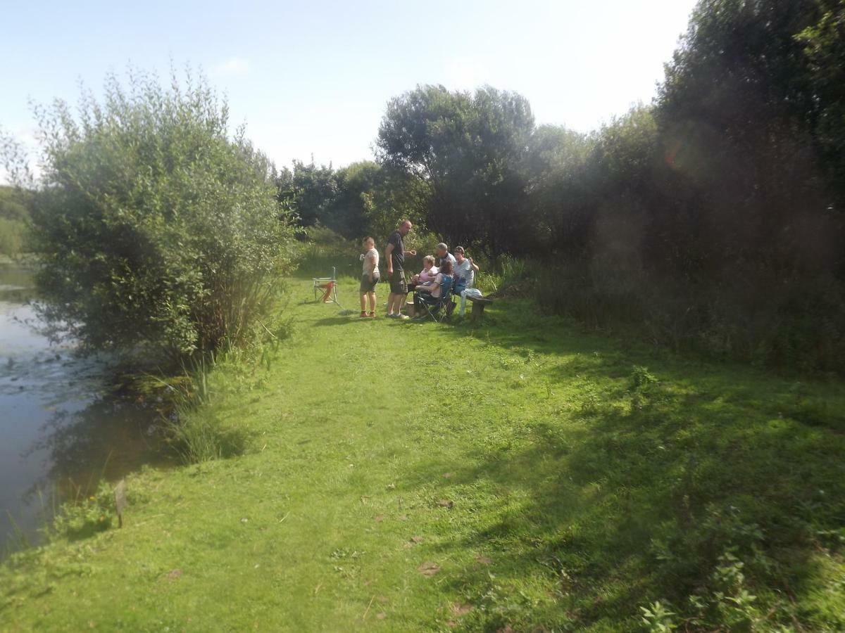 Вилла Marsh Water Ponds Fishery Kidwelly Экстерьер фото